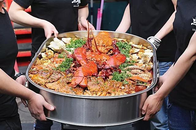 带鱼缸的餐桌_鱼缸可以放在餐厅西面吗_带鱼缸的西餐