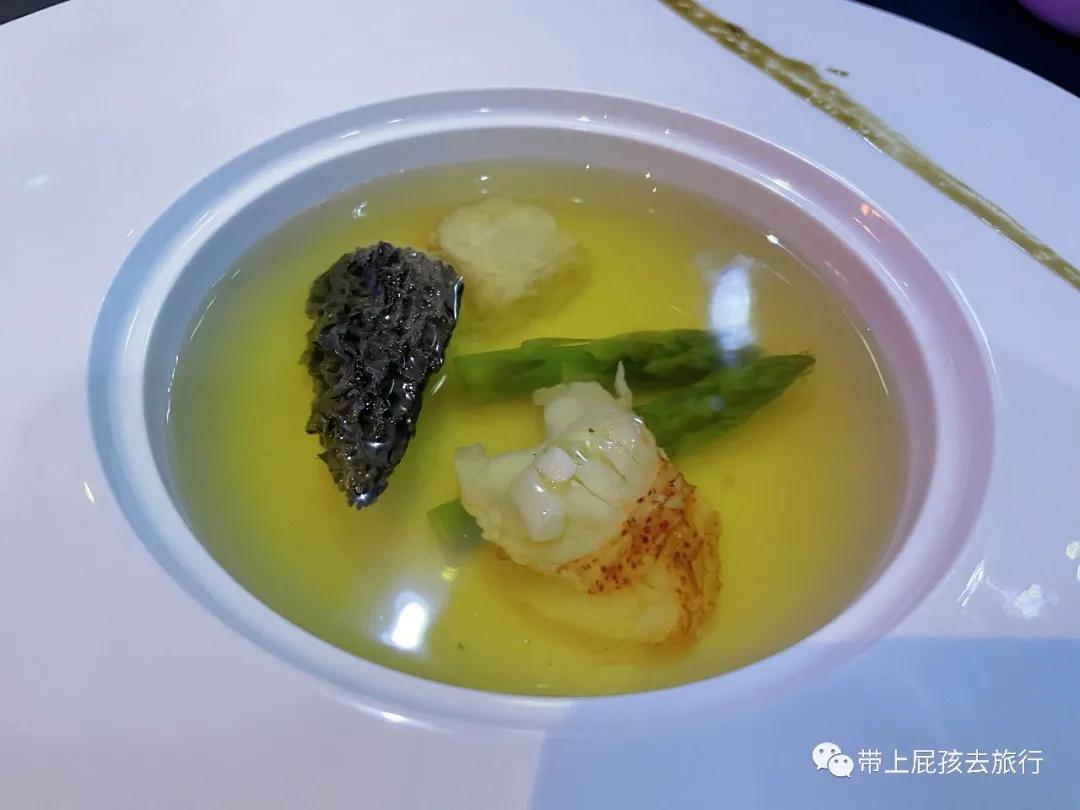带鱼缸的西餐_鱼缸放在餐厅西墙边好吗_餐饮鱼缸