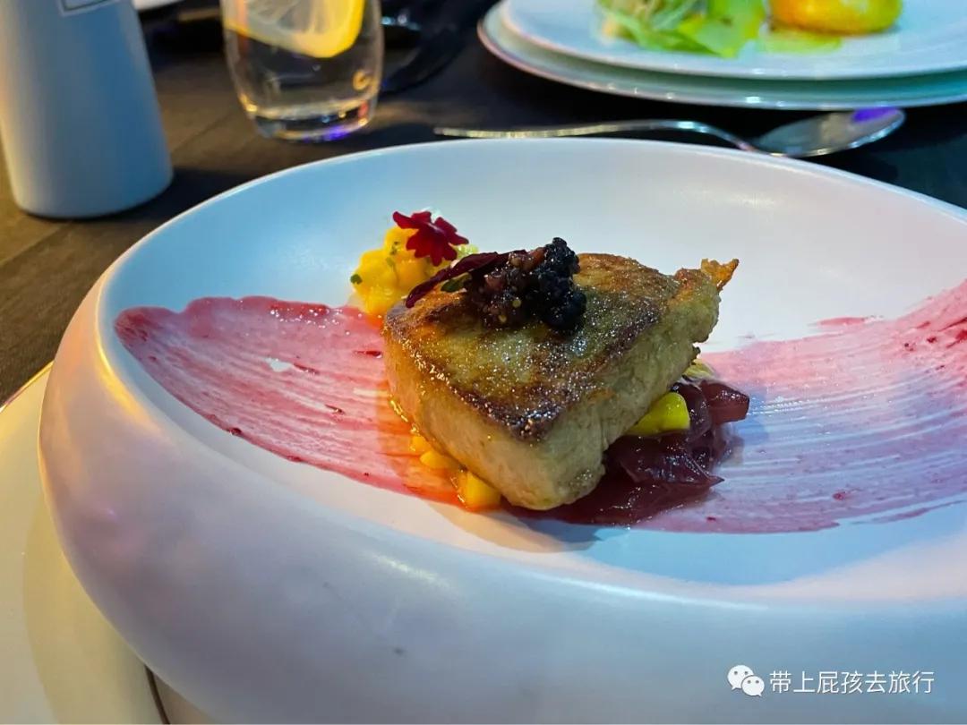 带鱼缸的西餐_餐饮鱼缸_鱼缸放在餐厅西墙边好吗