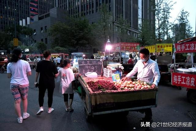 城管打电话喊小贩摆摊！地摊经济彻底火爆：这些股狂涨，阿里甩700亿，五菱宏光的操作惊呆网友