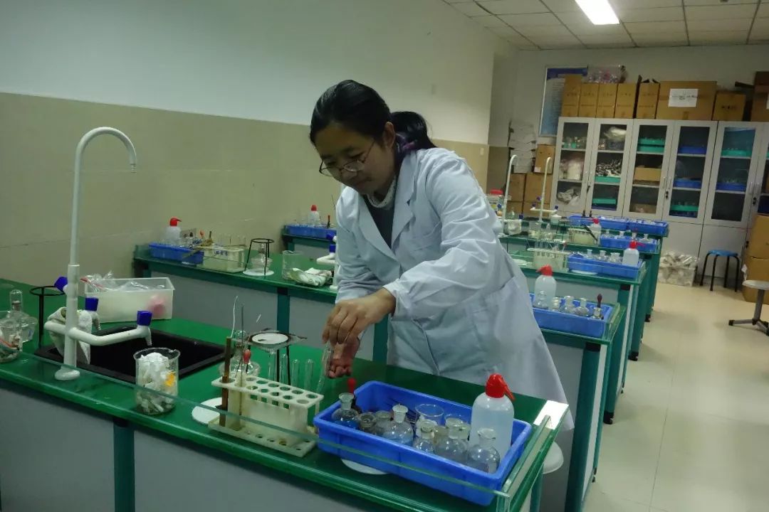上了成熟丰腴的语文老师向老师_吕老师语文老师_语文吕老师家庭日常