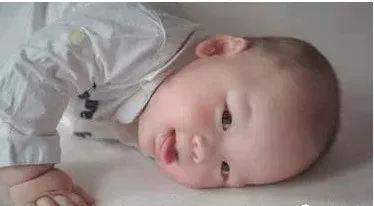 宝宝喂奶全过程_宝宝喂奶的基本常识_宝宝正常喂奶的姿势是怎样的