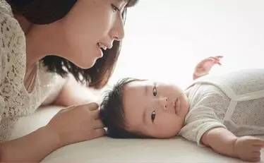 宝宝喂奶的基本常识_宝宝正常喂奶的姿势是怎样的_宝宝喂奶全过程