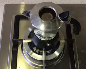用摩卡壶做一杯意式拿铁咖啡的做法 步骤11