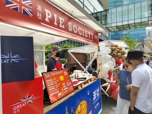 （商家展示环球美食吸引沪上消费者 记者 姜煜 摄）