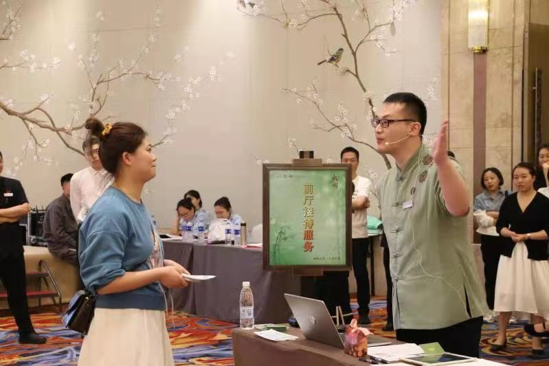 西餐摆台技能大赛_西餐摆台国赛视频_国赛西餐摆台