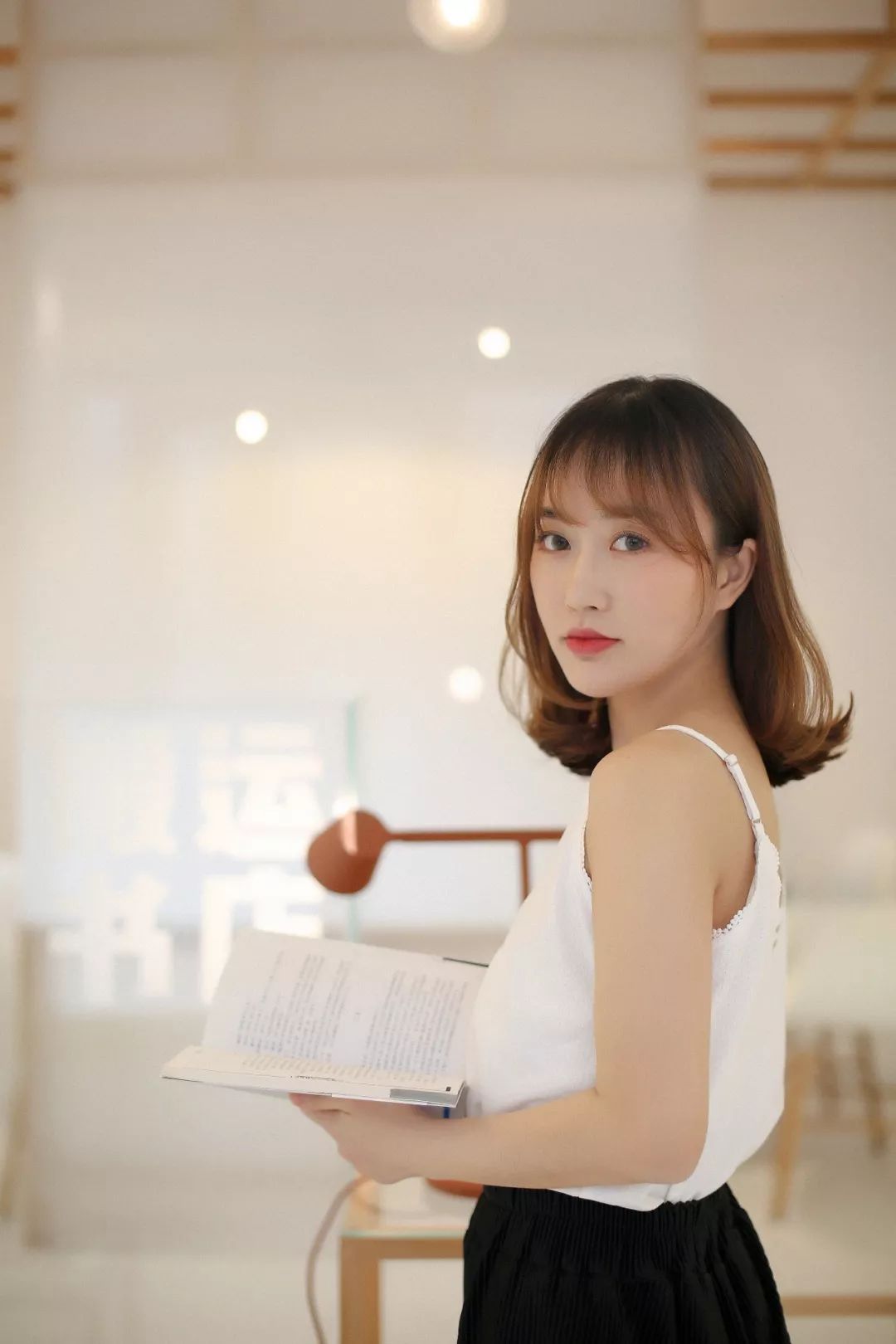 咖啡馆拍照姿势_咖啡馆拍照适合什么衣服_创意咖啡馆可以让人拍照吗