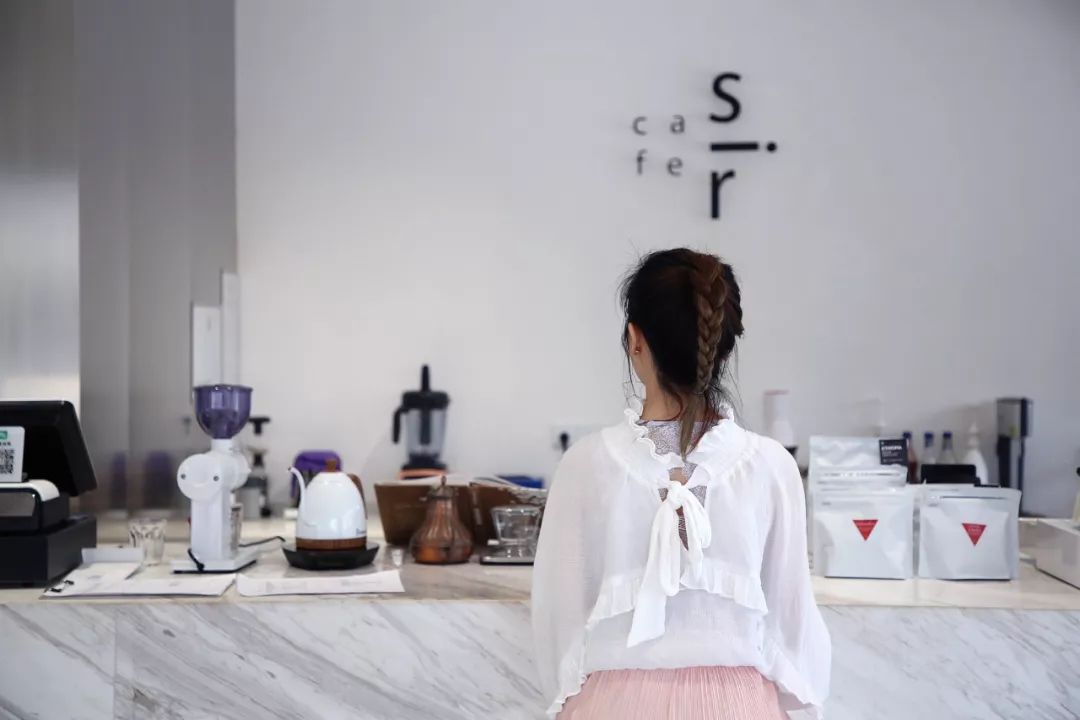 咖啡馆拍照姿势_咖啡馆拍照适合什么衣服_创意咖啡馆可以让人拍照吗