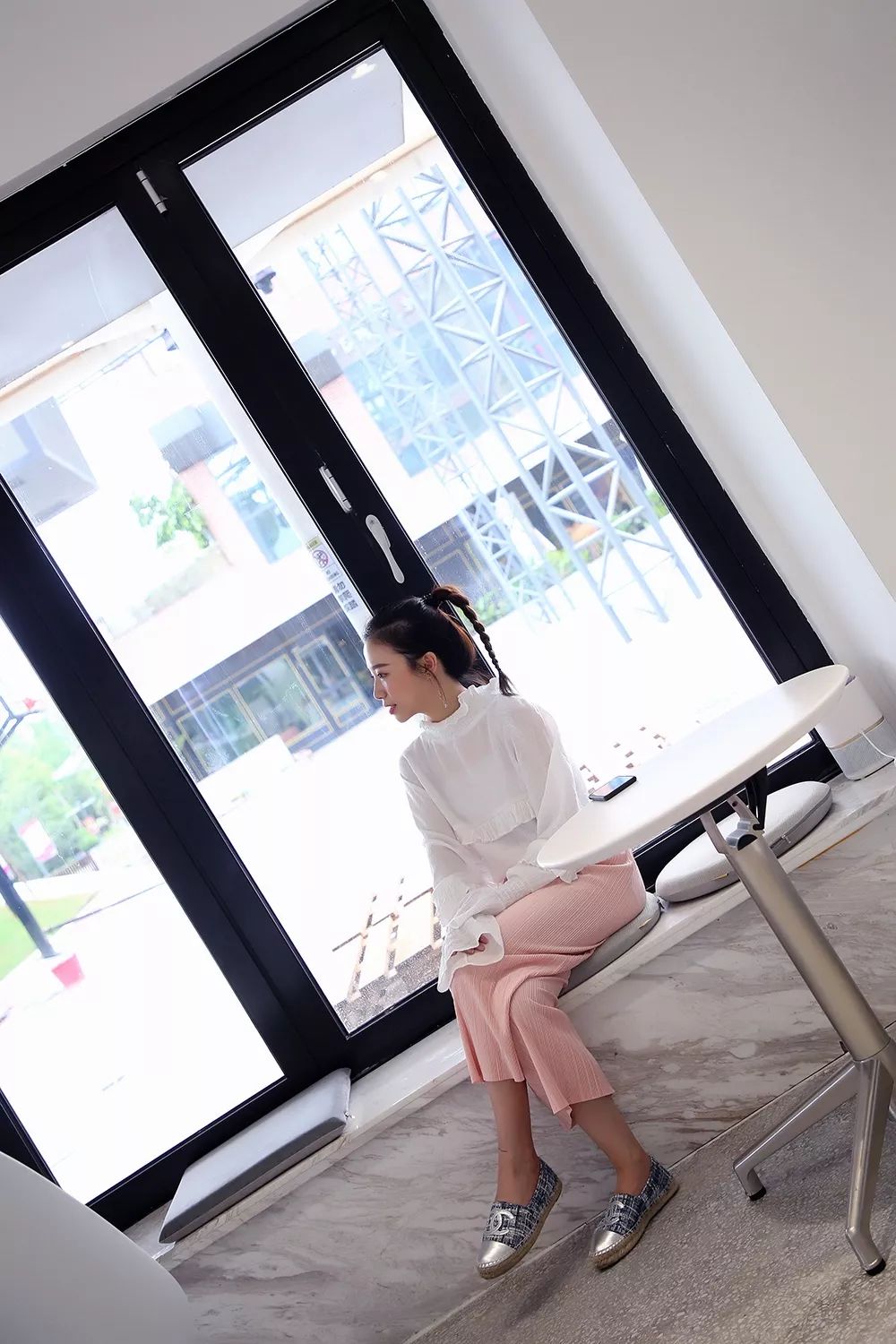 咖啡馆拍照适合什么衣服_创意咖啡馆可以让人拍照吗_咖啡馆拍照姿势