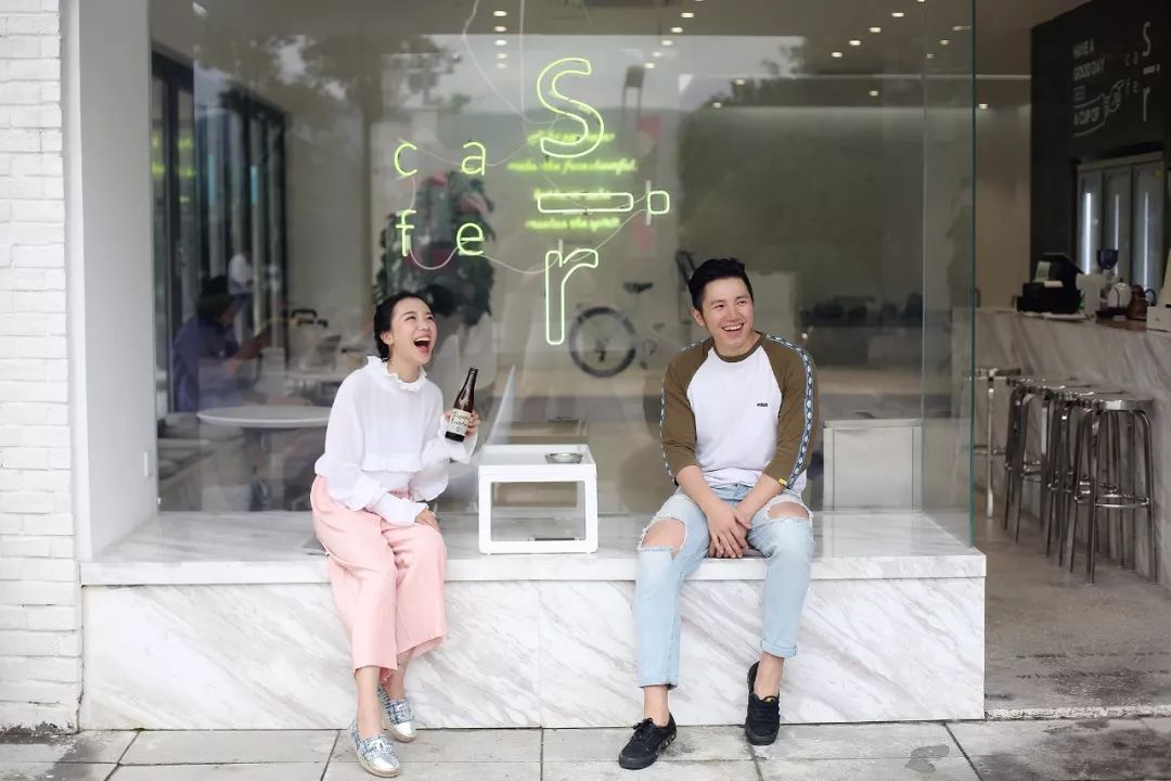 咖啡馆拍照适合什么衣服_创意咖啡馆可以让人拍照吗_咖啡馆拍照姿势