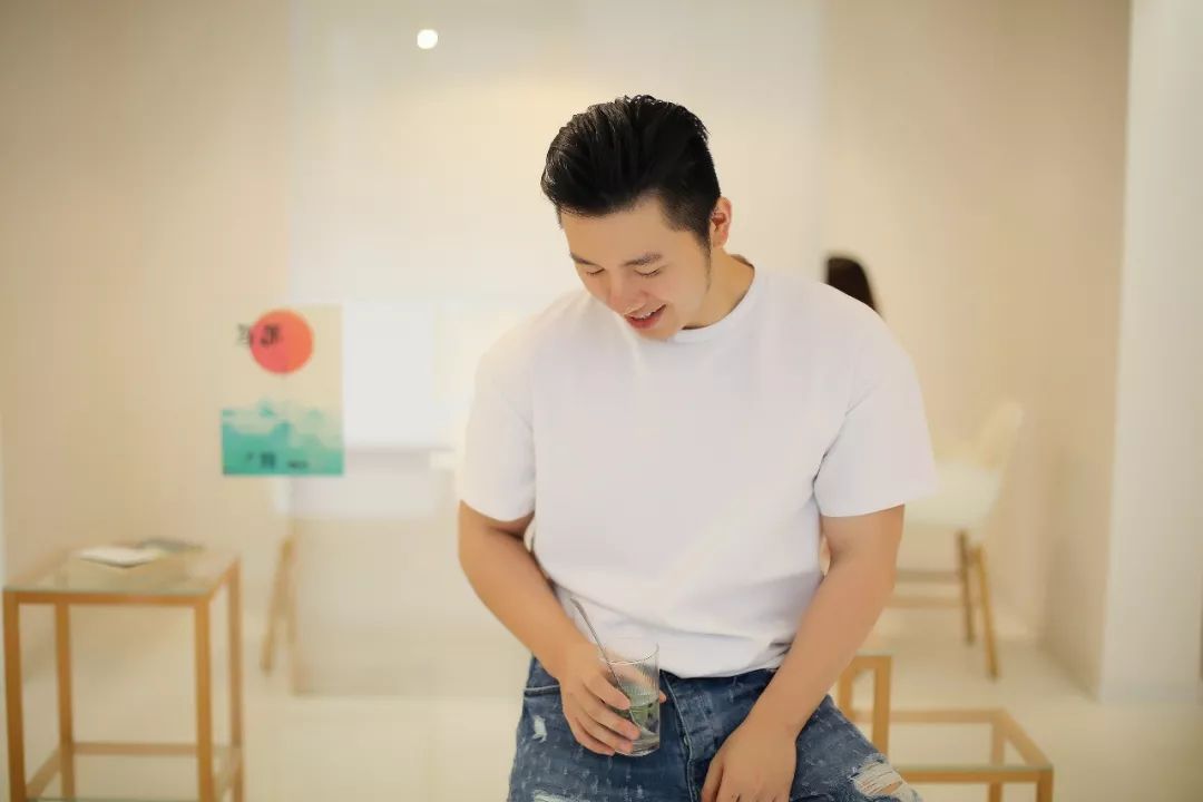 咖啡馆拍照适合什么衣服_创意咖啡馆可以让人拍照吗_咖啡馆拍照姿势