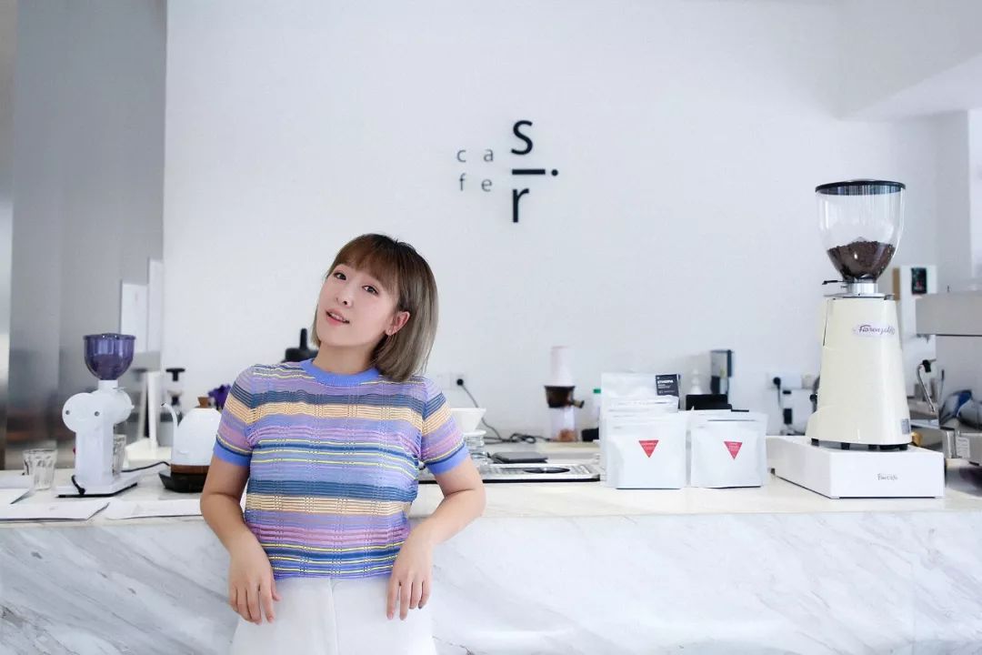 咖啡馆拍照适合什么衣服_创意咖啡馆可以让人拍照吗_咖啡馆拍照姿势