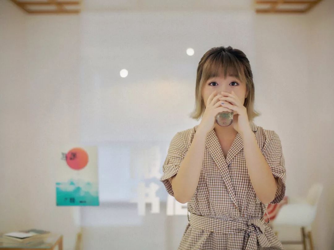 咖啡馆拍照适合什么衣服_咖啡馆拍照姿势_创意咖啡馆可以让人拍照吗