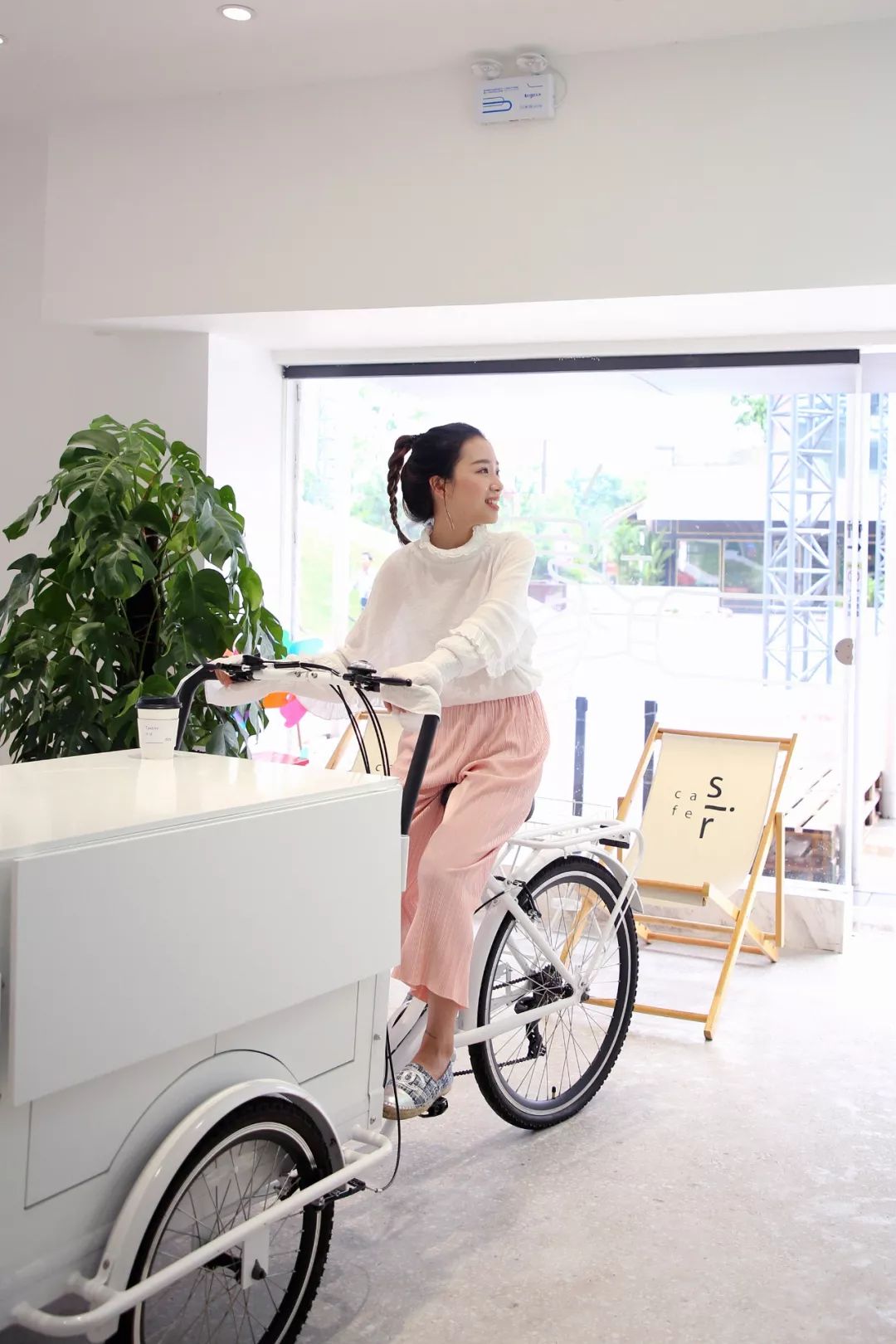 创意咖啡馆可以让人拍照吗_咖啡馆拍照适合什么衣服_咖啡馆拍照姿势