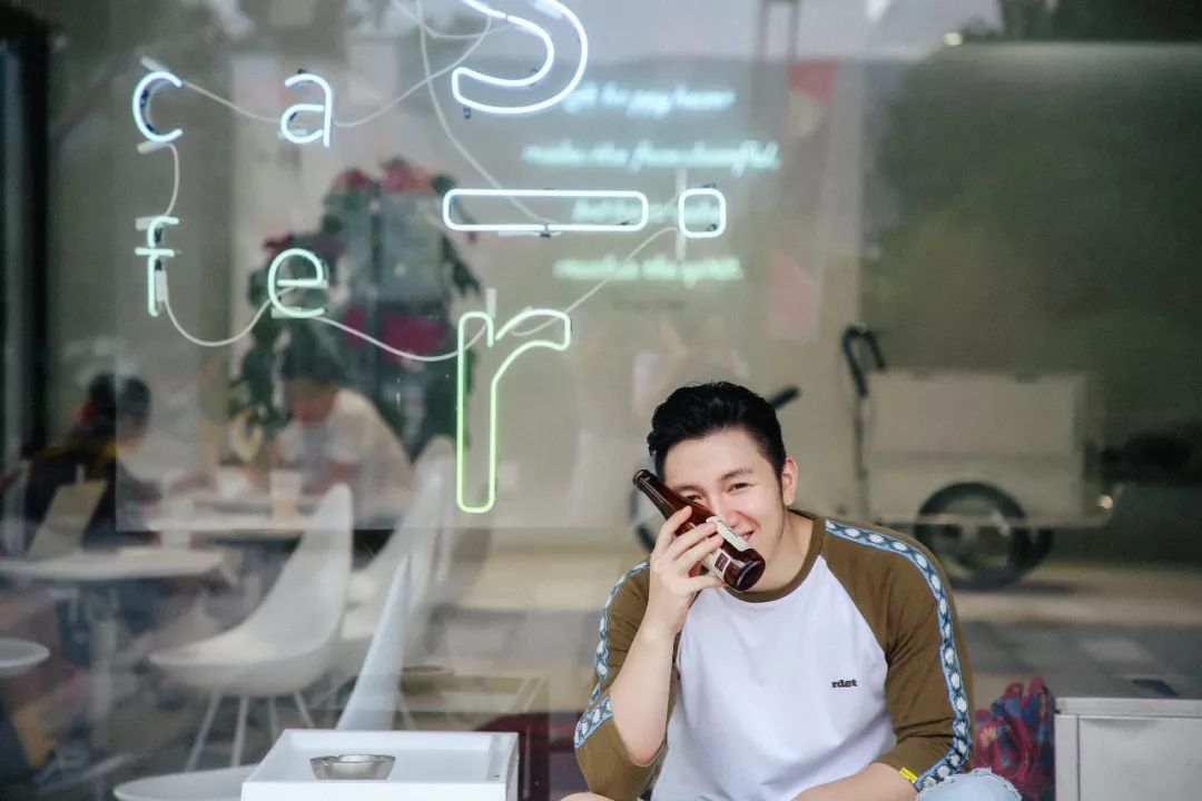 创意咖啡馆可以让人拍照吗_咖啡馆拍照适合什么衣服_咖啡馆拍照姿势