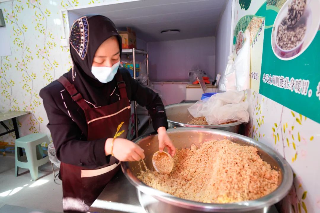 青稞美食_青稞做的食物_当地人用青稞做特产美食