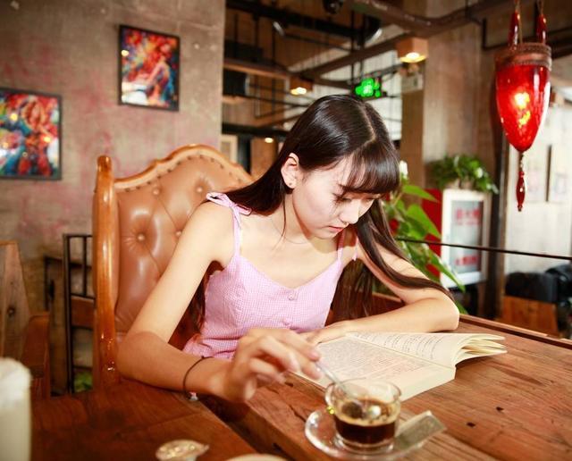 适合咖啡馆拍照的姿势_咖啡厅可以拍照吗_咖啡店可以拍照吗
