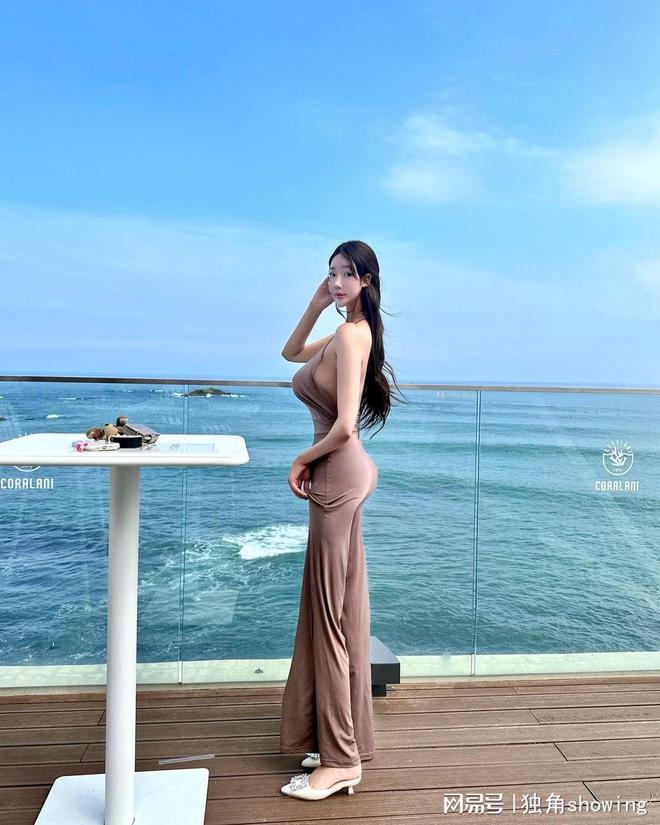 咖啡色长裙搭配_咖啡裙搭配什么颜色_咖啡色长裙怎么搭配