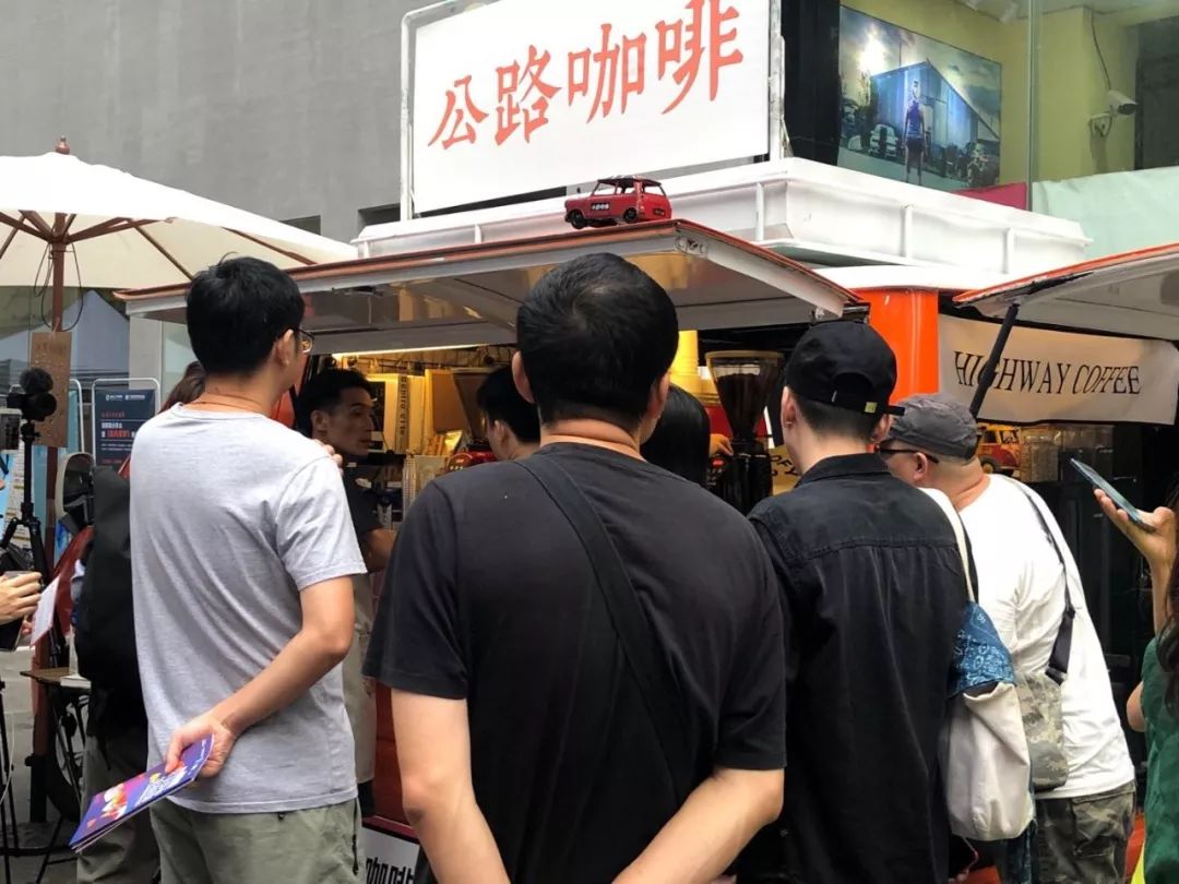 咖啡厅喝咖啡的地方叫什么_咖啡厅喝咖啡多少钱_在咖啡厅喝是怎么收费的