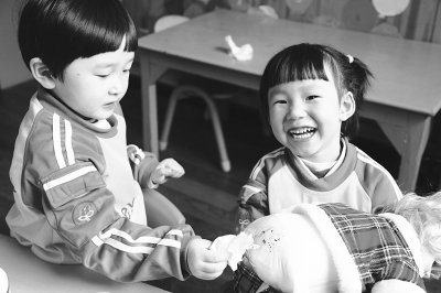 幼儿日常生活技能_幼儿生活技能训练_生活技能擦地幼儿