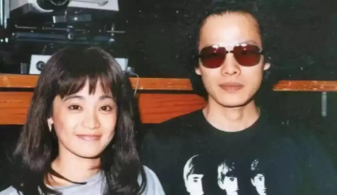 咖啡这首歌_心爱的咖啡馆歌词_歌曲咖啡歌词
