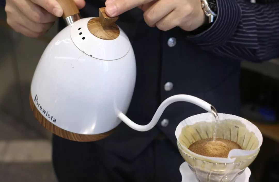 咖啡手冲步骤_手冲咖啡过程_咖啡冲过程手会变黑吗