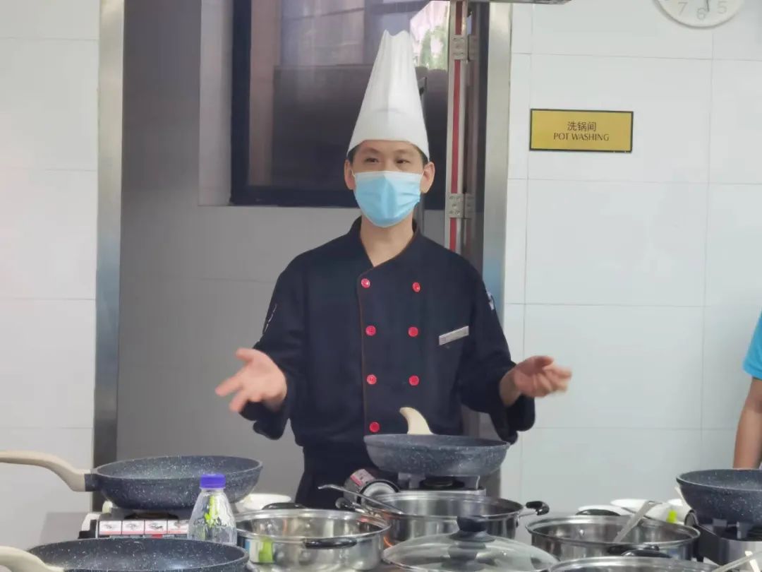 想当西餐厨师应该考什么大学_厨师西餐学可以当老师吗_哪里可以学西餐厨师