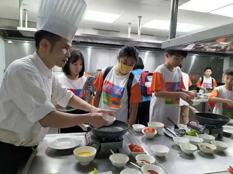 想当西餐厨师应该考什么大学_厨师西餐学可以当老师吗_哪里可以学西餐厨师