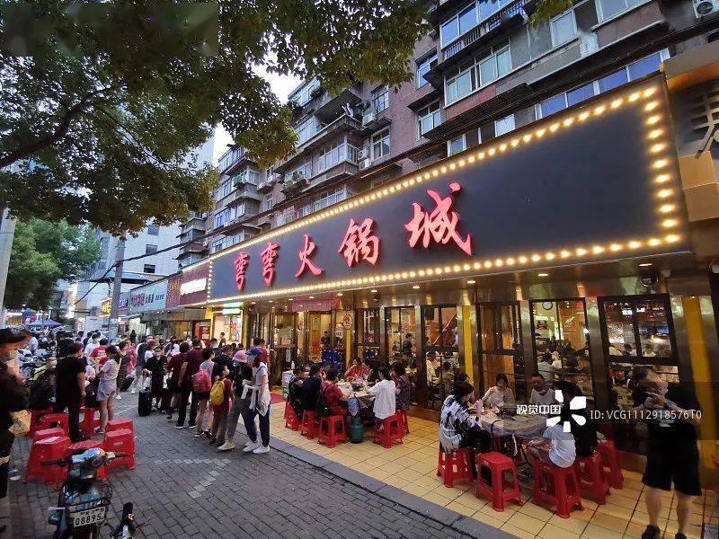 雪松路美食街_雪松路美食街晚上几点关门_美食街雪松路店电话