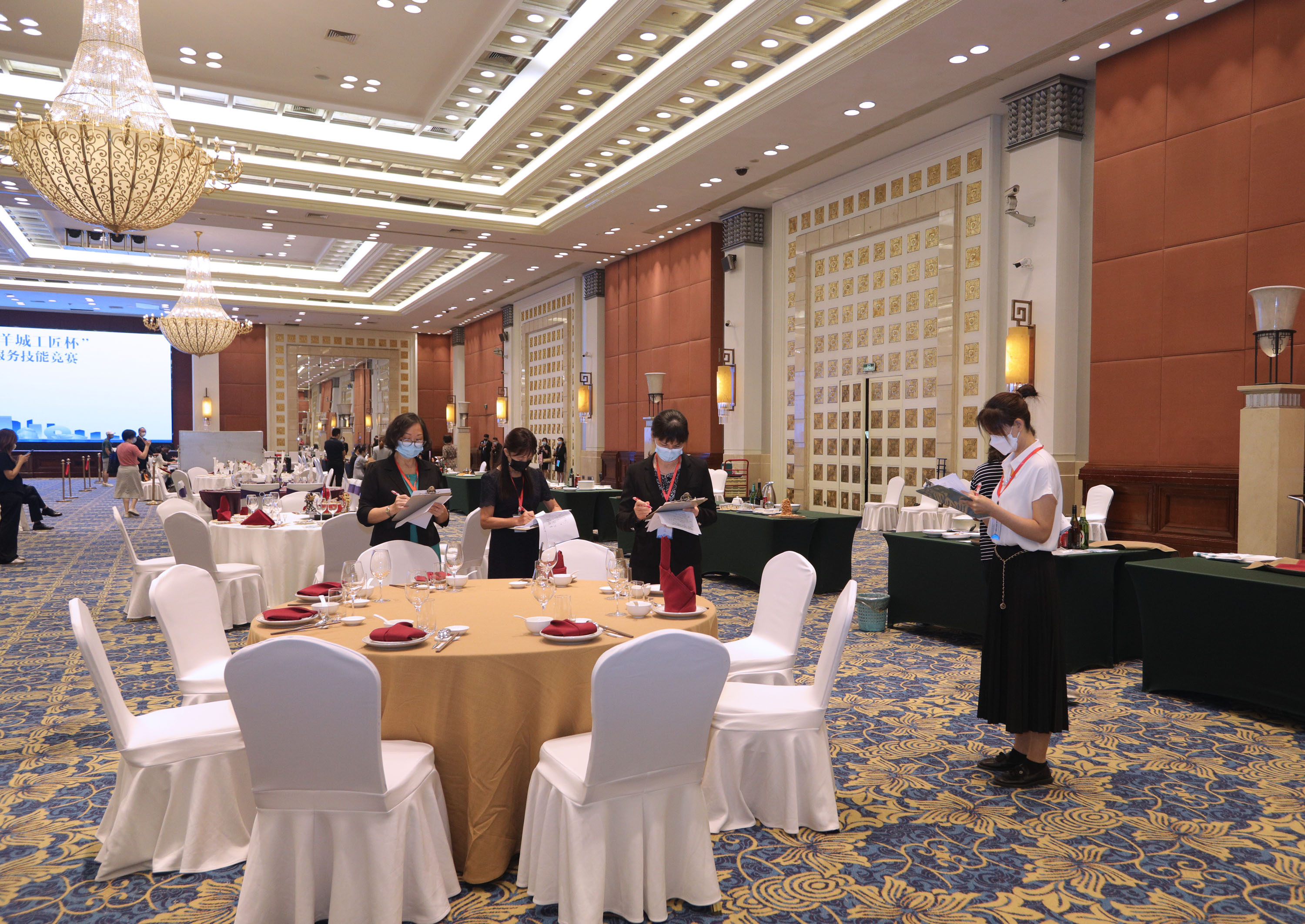 西餐标准摆台图片_西餐标准摆台比赛4人位_西餐摆台标准