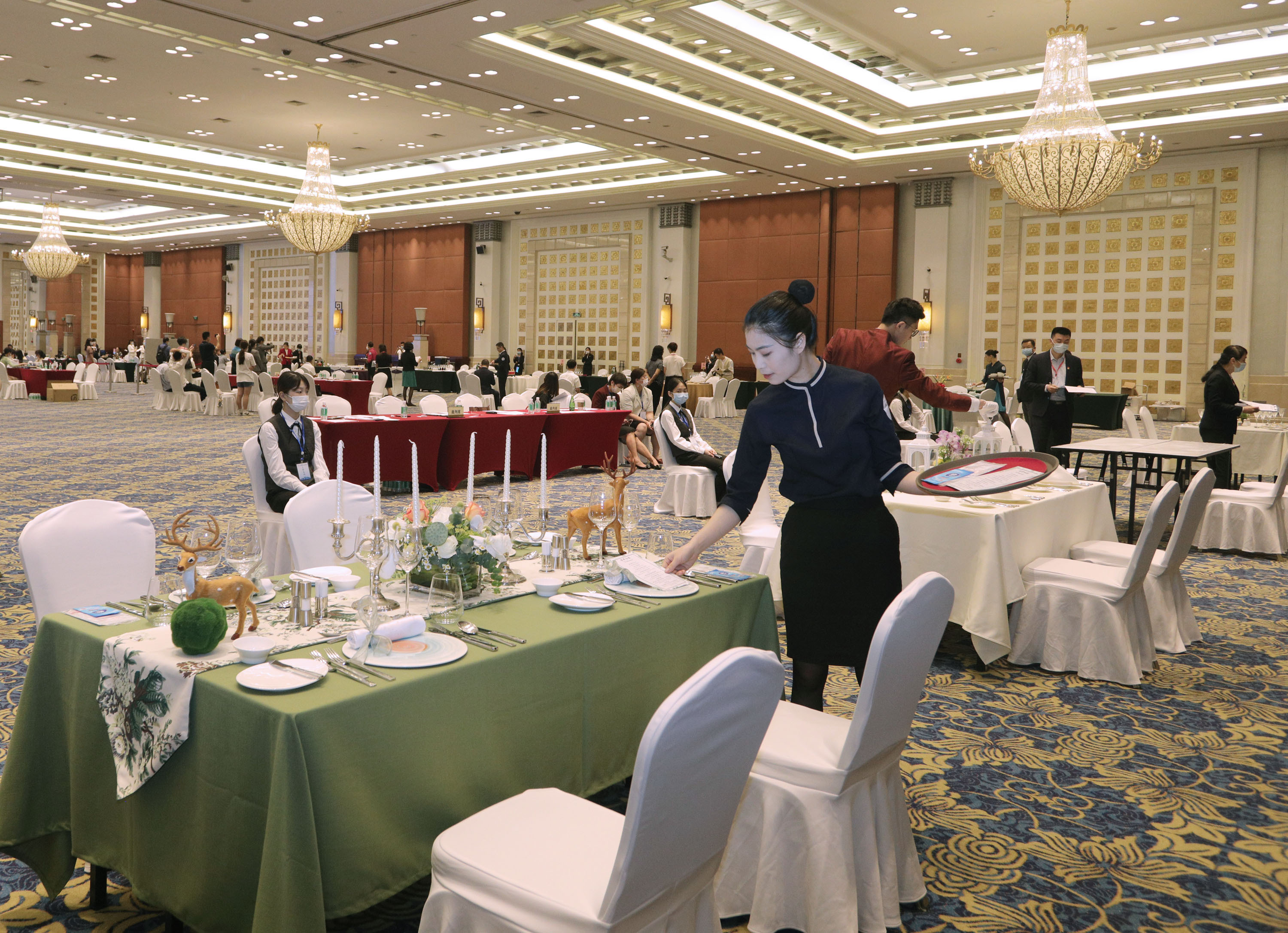 西餐摆台标准_西餐标准摆台比赛4人位_西餐标准摆台图片