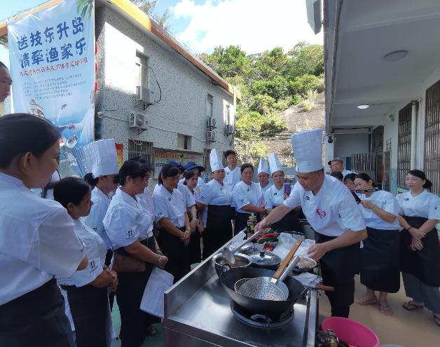 潮汕美食窑鸡_潮州吃土窑鸡地方_潮汕窑鸡的做法及配料