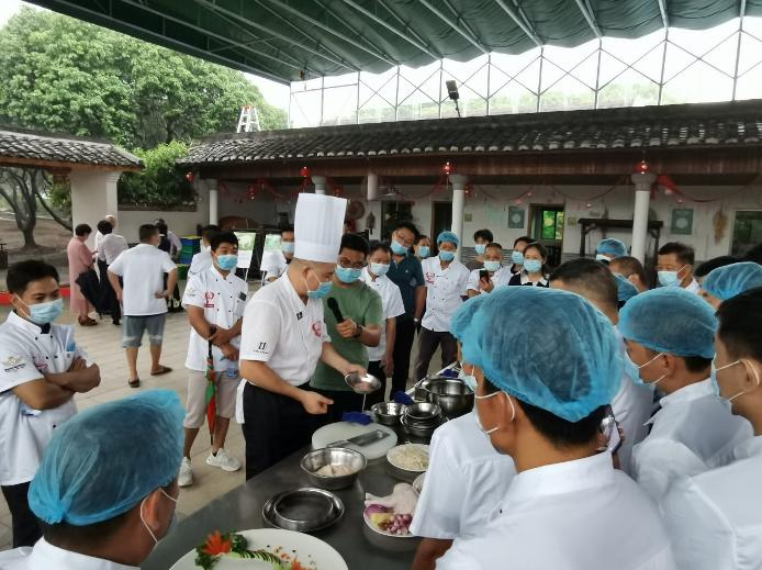 潮汕美食窑鸡_潮州吃土窑鸡地方_潮汕窑鸡的做法及配料