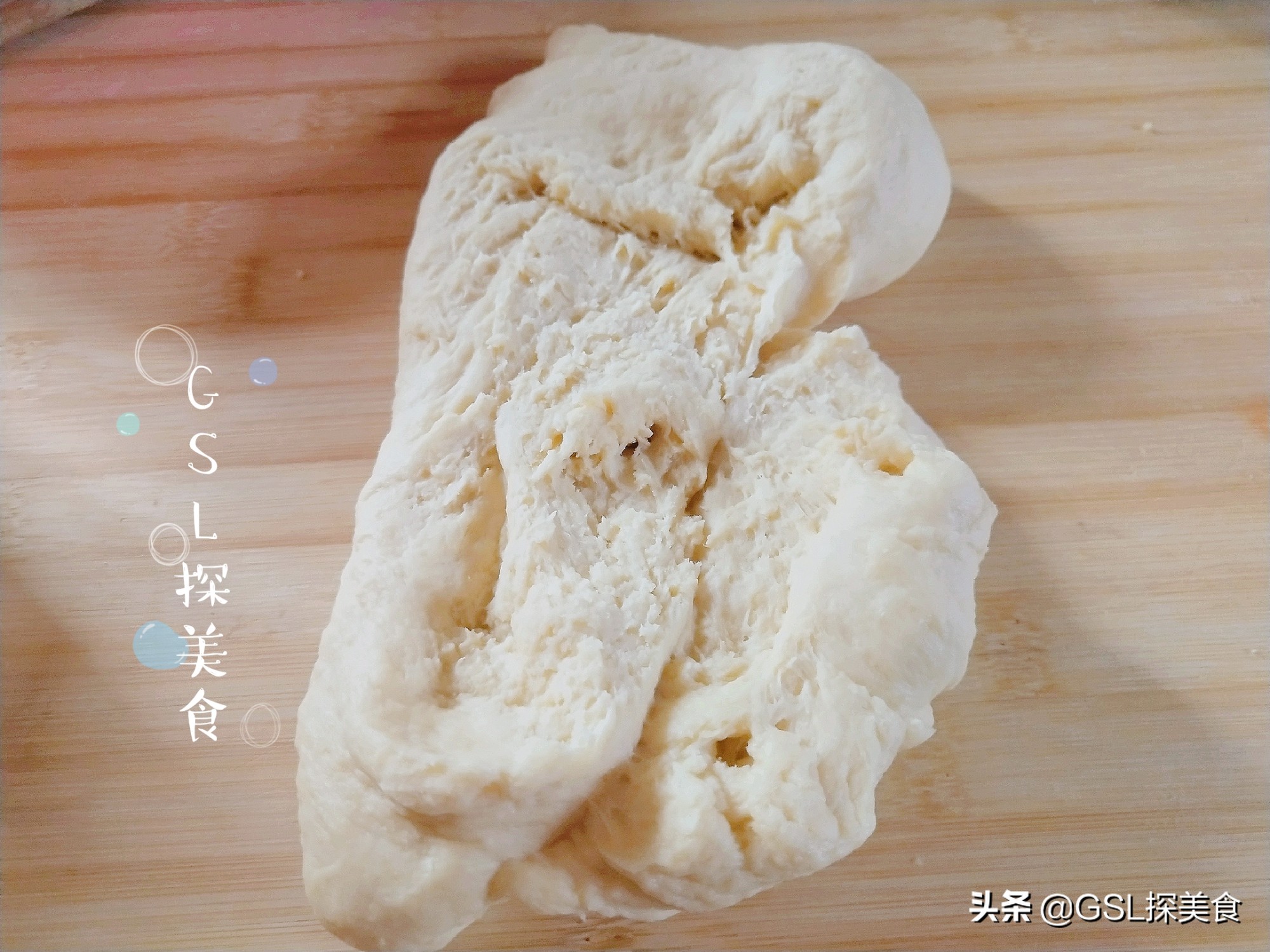 牛角面包造型_面包牛角酥怎么制作_牛角面包糕点技巧