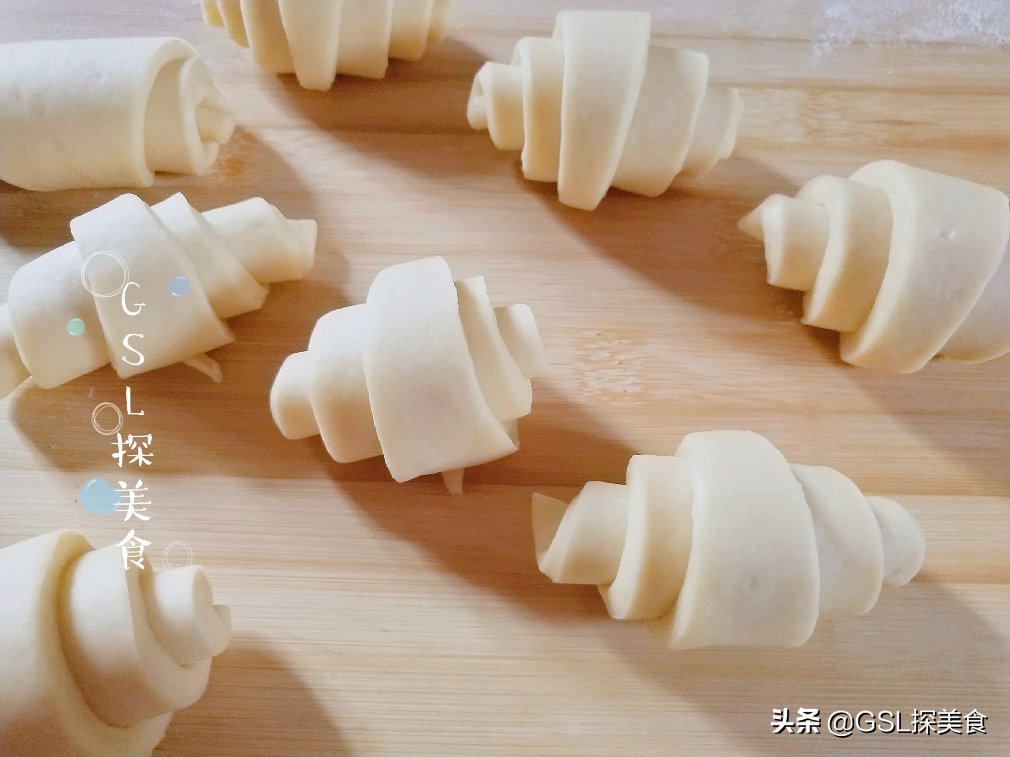 牛角面包造型_面包牛角酥怎么制作_牛角面包糕点技巧